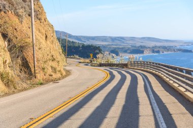 Güneşli bir sonbahar gününde Kaliforniya 'da Pasifik kıyısı otoyolunun gerilemiş bir bölümü. Big Sur, CA, ABD.