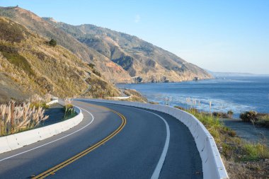 Açık bir sonbahar gününde Kaliforniya 'nın engebeli sahillerinde dolambaçlı bir raod. Kaliforniya eyalet güzergahı Big Sur, CA, ABD.