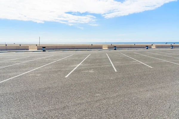 stock image Empty car park along a sandy beach on a clear partly cloudy autumn day. Malibu, CA, USA.