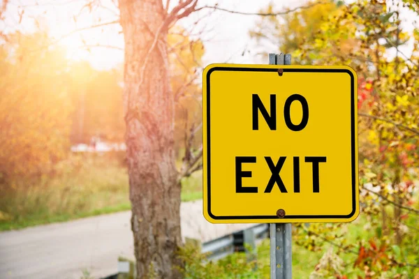 Zamknij Exit Drogowy Znak Bocznej Drodze Wsi Słoneczny Jesienny Dzień — Zdjęcie stockowe