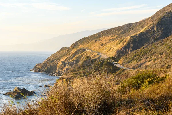 Blick Auf Die Zerklüftete Küste Zentralkaliforniens Teilweise Vom Ozean Bei — Stockfoto