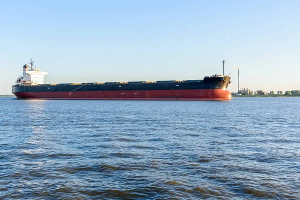 Duży Statek Transportowy Opuszcza Port Rzeczny Zachodzie Słońca Latem Bremerhaven — Zdjęcie stockowe