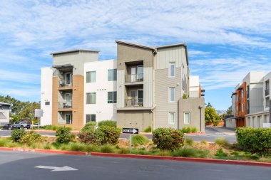 Güneşli bir sonbahar gününde konut inşaatında yeni inşa edilmiş. Kaliforniya, ABD.