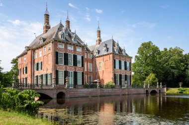 Açık bir yaz gününde Hollanda 'nın kırsal kesimindeki tarihi şato. Duivenvoorde Kalesi, Voorschoten, Hollanda.