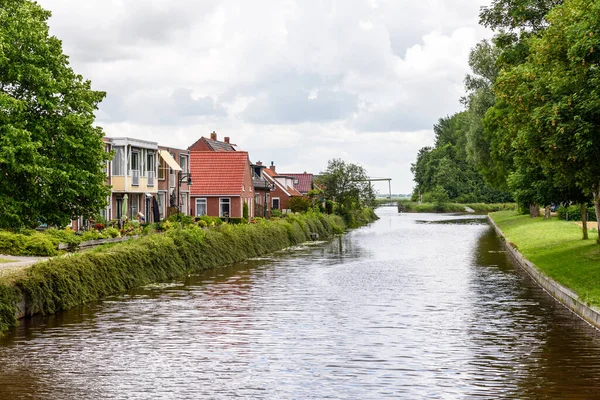 Häuser Einem Kanal Den Niederlanden Einem Bewölkten Sommertag — Stockfoto