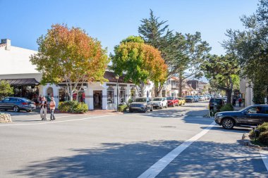Deniz kenarındaki Carmel, CA - 18 Ekim 2022: Açık bir öğleden sonra Ocean Avenue manzarası. Carmel 'in ana caddesi Ocean Bulvarı birçok dükkan, kafe ve galeri ile doludur..