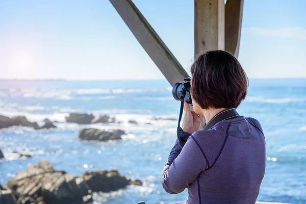 Turista Mujer Tomando Fotos Del Océano Día Soleado Otoño Monterey — Foto de Stock