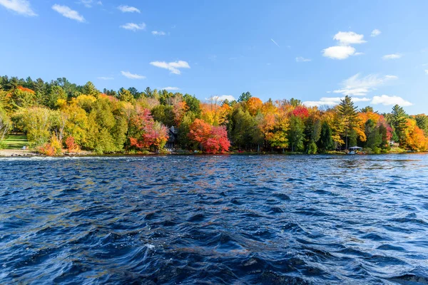 가을의 색조를 강기슭 개발되었다 캐나다 바이즈 — 스톡 사진