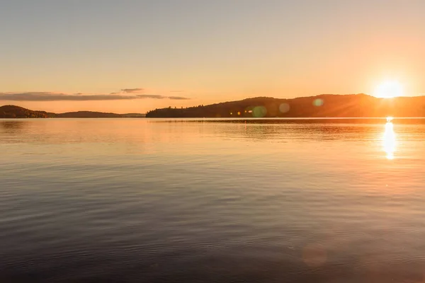 Zachód Słońca Nad Jeziorem Zalesionymi Brzegami Szczycie Jesiennych Liści Dwight — Zdjęcie stockowe