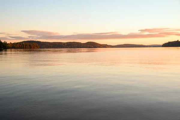 Widok Jezioro Otoczone Zalesionymi Wzgórzami Szczycie Jesiennych Kolorów Zachodzie Słońca — Zdjęcie stockowe