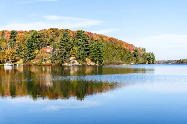 Case Printre Copaci Colorați Vârful Culorilor Toamnă Malul Unui Lac — Fotografie, imagine de stoc