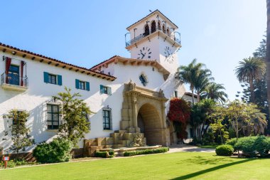 Güneşli bir sonbahar sabahında tarihi Santa Barbara adliyesinin önünde. Calfornia, ABD.