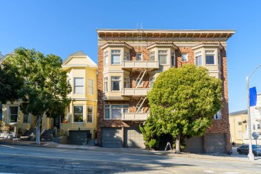 Açık bir sonbahar gününde cadde boyunca yerleşim yerleri. San Francisco, CA, ABD.