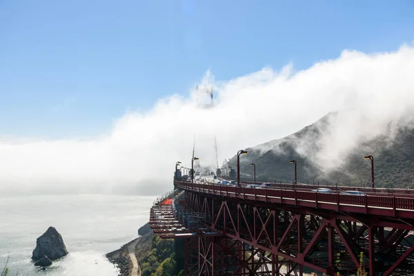 ゴールデン ゲート ブリッジの交通は 秋の朝に霧に部分的に沈んだ サンフランシスコ アメリカ — ストック写真