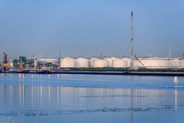 Alacakaranlıkta rıhtımdaki petrol tankları. Rotterdam, Hollanda