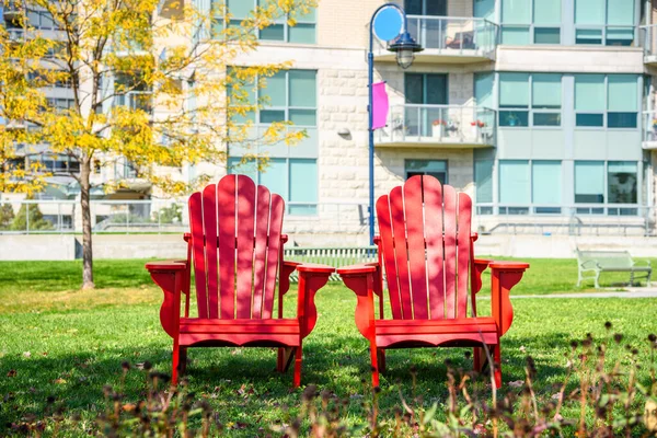 Een Paar Rode Adirondack Stoelen Gras Een Openbaar Park Met — Stockfoto