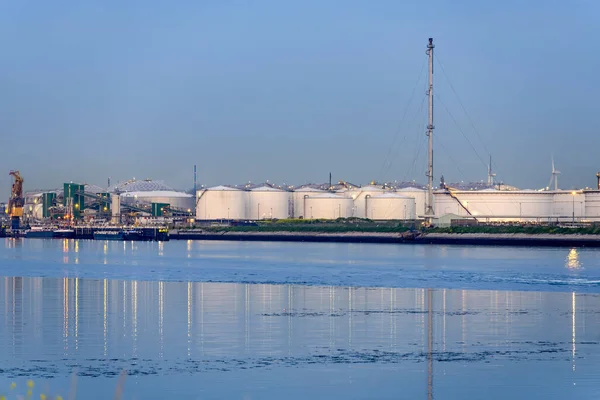Alacakaranlıkta Rıhtımdaki Petrol Tankları Rotterdam Hollanda — Stok fotoğraf