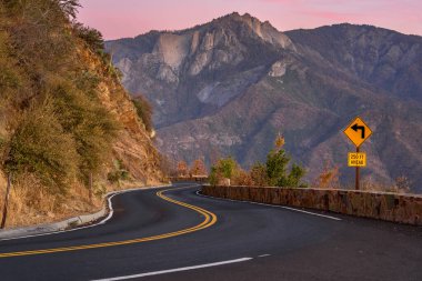 Sonbaharda alacakaranlıkta dolambaçlı bir dağ yolunun ıssız bir yerinde. Sequoia Ulusal Parkı, CA, ABD.