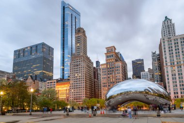 Chicago, IL - 29 Nisan 2023: İnsanlar Millennium Park 'taki Şikago Bulut Kapısı' nın akşam karanlığında fotoğraflarını çekiyorlar