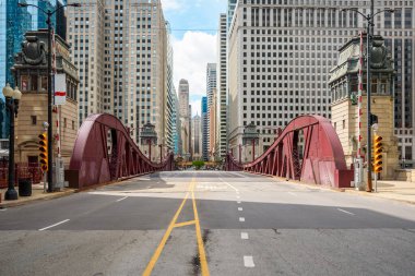 Güneşli bir bahar sabahında Chicago döngü bölgesine giden boş bir sokak köprüsü. Illinois, ABD.