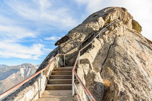 Escalera Que Conduce Una Cima Montañosa Roacky Día Soleado Del — Foto de Stock