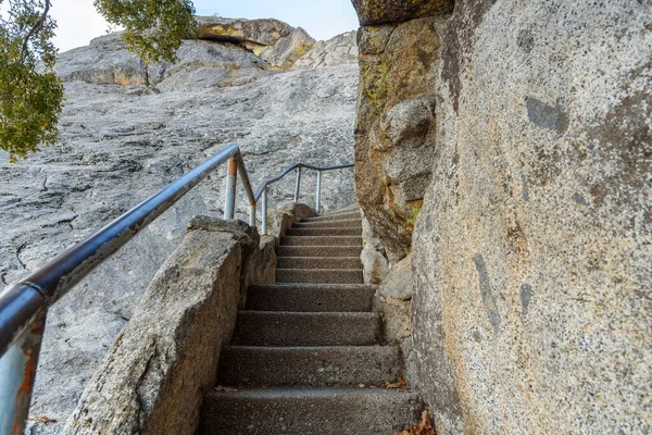 Escadaria Estreita Deserta Com Corrimãos Metal Que Conduzem Pico Montanha — Fotografia de Stock