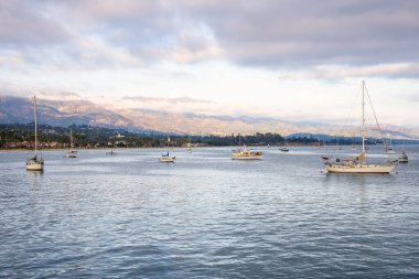 Tekneler sonbaharda günbatımında Santa Barbara, California açıklarında şamandıralara demirlediler.