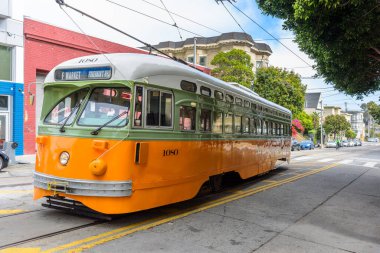 San Francisco, CA - 21 Ekim 2023: Castro bölgesinde durakta klasik tramvay durağı