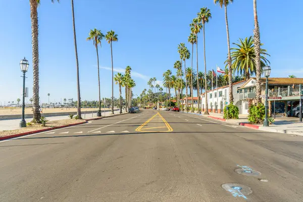 Plażowa Ulica Wyłożona Palmami Słoneczny Jesienny Poranek Santa Barbara Kalifornia — Zdjęcie stockowe