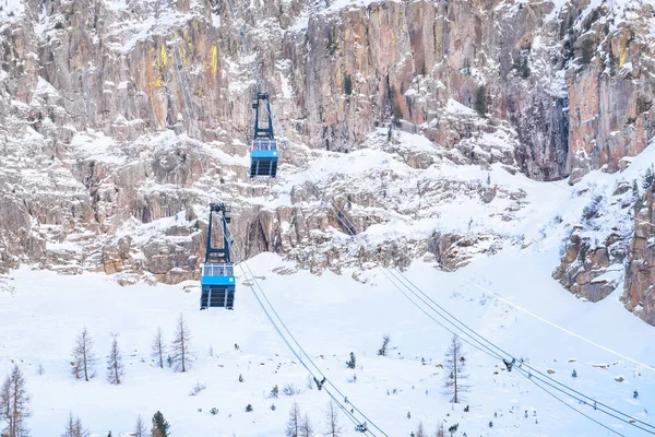 冬季滑雪者和游客乘坐缆车在雪峰上来回穿梭的低角度图像 — 图库照片