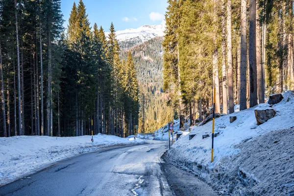 Camino Alpino Sinuoso Vacío Despejado Nieve Día Soleado Invierno —  Fotos de Stock