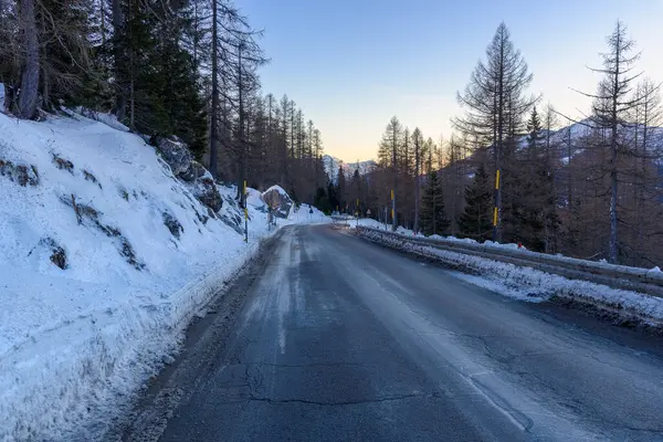 Route Alpine Sinueuse Glacée Travers Une Forêt Enneigée Crépuscule Hiver — Photo