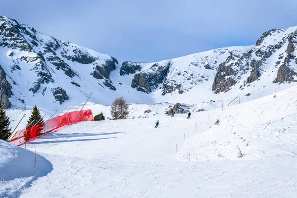 Лыжники Склоне Горы Солнечный Зимний День — стоковое фото