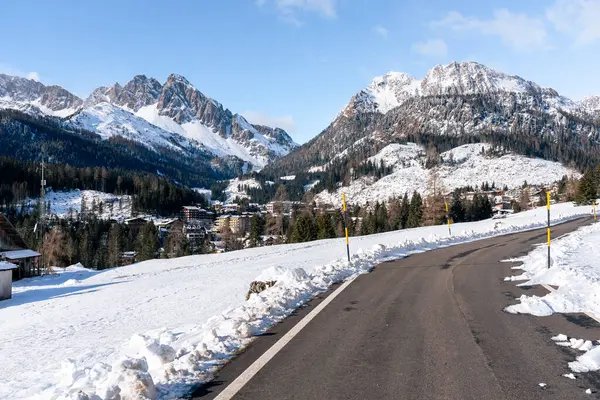 Camino Que Conduce Pueblo Montaña Rodeado Imponentes Montañas Cubiertas Nieve —  Fotos de Stock