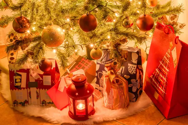 Noel Hediyeleri Oturma Odasındaki Noel Ağacının Altında Bir Fener — Stok fotoğraf