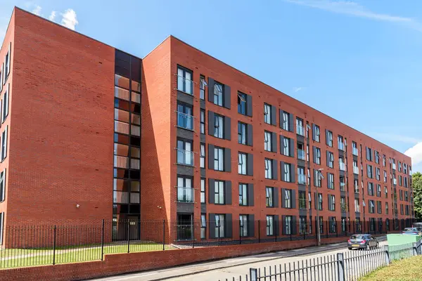 Moderno Grande Edifício Apartamentos Longo Uma Rua Dia Ensolarado Manchester — Fotografia de Stock
