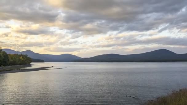 Flyttande Moln Över Reservoar Catskill Bergen Vid Solnedgången Hösten Tiden — Stockvideo
