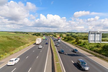 Güneşli bir yaz gününde İngiltere kırsalında üç şeritli otoyol. Güney Yorkshire, İngiltere, İngiltere