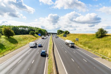 Güneşli bir yaz gününde İngiliz kırsalında bir otoyolda trafik vardı. Güney Yorkshire, İngiltere, İngiltere.