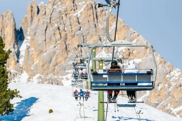 Лыжники Подъемнике Горнолыжном Курорте Альпах Солнечный Зимний День Заднем Плане — стоковое фото