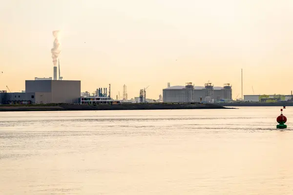 Zakłady Przemysłowe Zbiorniki Paliwa Nabrzeżu Dużego Portu Morskiego Zachodzie Słońca — Zdjęcie stockowe