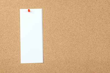 İlan panosuna tutturulmuş boş bir kağıt parçası. Boşluğu kopyala.