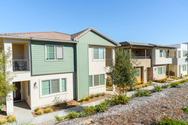 Güneşli bir sonbahar gününde modern yarı müstakil evler. Santa Clarita, CA, ABD.