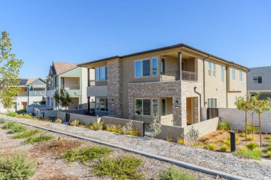 Güneşli bir sonbahar gününde, banliyöde yeni inşa edilmiş yarı müstakil evler. Santa Clarita, CA, ABD.