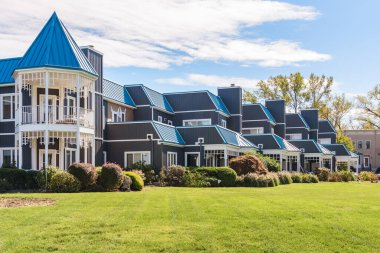 Güneşli bir sonbahar gününde çevresi bahçeyle çevrili modern bir apartman dairesi. Piermont, New York, ABD.