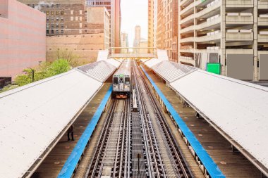 Chicago şehir merkezindeki bir istasyona giden yükseltilmiş tren. Illinois, ABD.
