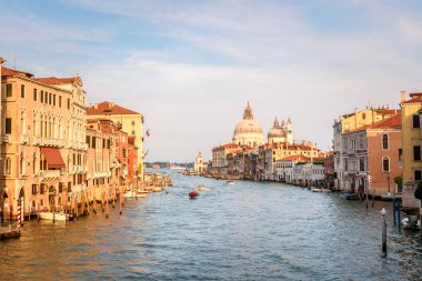 Gün batımında Venedik 'te Büyük Kanal ve Santa Maria della Salute Bazilikası manzarası