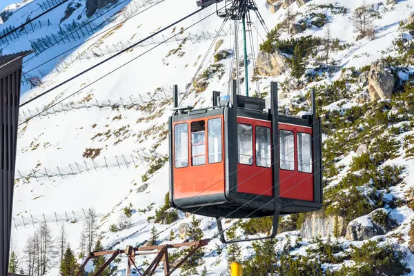 Пассажирская Кабина Красного Трамвая Приближается Нижней Станции Альпах Солнечный Зимний — стоковое фото