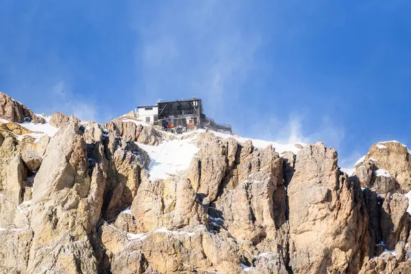 Низкий Угол Обзора Канатной Дороги Снежной Вершине Скалистой Горы Ветреный — стоковое фото