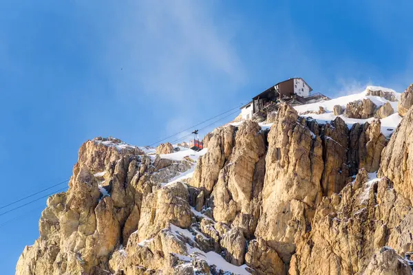 在一个阳光灿烂的冬日 空中缆车客舱在阿尔卑斯山的雪峰上到达了山顶车站 意大利白云石 — 图库照片